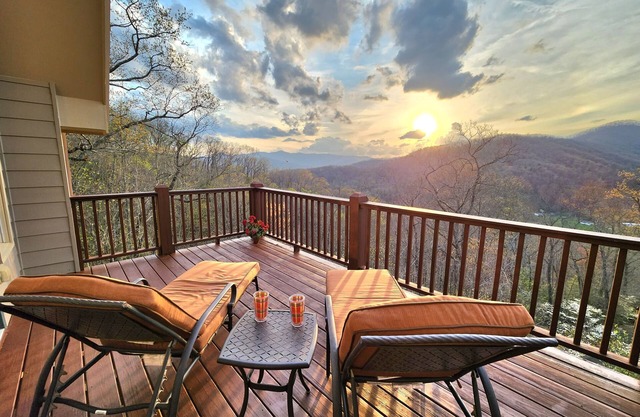 Eagle Ridge Overlook-Hot Tub-Fireplace- Amazing View