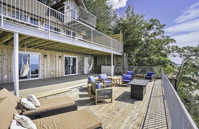 Eagle's Landing: Lake Michigan Waterfront, Private Beach, Fireplace, Decking