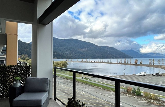 Eagle's Nest - Penthouse Condo w/ spectacular Harrison Lake & Mountain Views