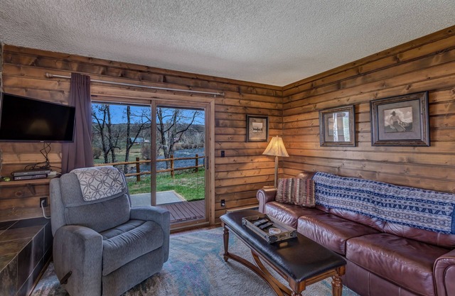 Eagle's Nest - 2 bedroom, 2 bath cabin on the Elk River with river views