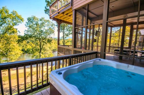Eagle's Nest- A pet friendly cabin on the river!