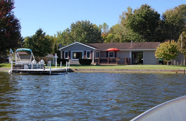 Eagle's View Indiana waterfront home on a premier fishing lake pontoon included!