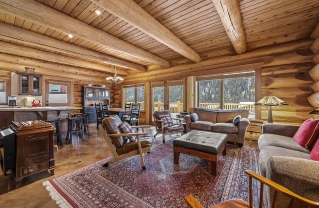 Eagle View Chalet: Spacious 3BDRM Chalet, Family Friendly w/Private Hot Tub