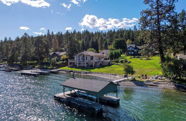 Eagle View Escape - Private Lakefront Estate