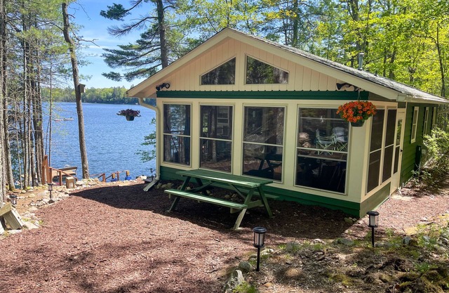 Eagle Watch 2 bedroom, 1 bath cottage nestled on the shores of Finley lake.