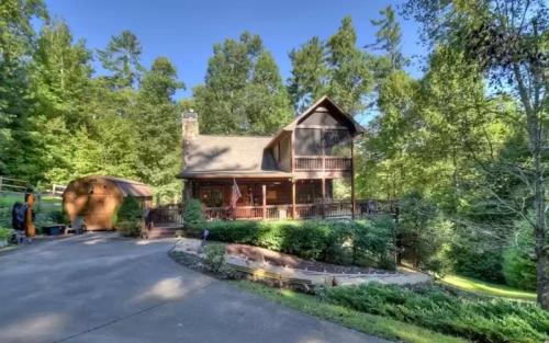 Eagles Landing - Family Friendly Mountain Cabin - Private Hot Tub, Game Room, Screened Decks, Outdoor Fire Pit - Blue Ridge, GA