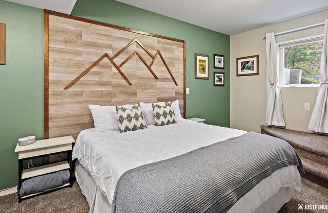 Eagles Nest suite. Eagle sightings & Mountain view