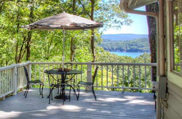 Early Byrd | Beautiful Lake Burton Cottage with Lake Views and Hot Tub