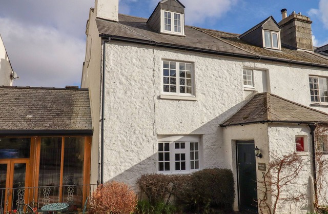 EARLY MIST COTTAGE, pet friendly, with open fire in Haytor Vale