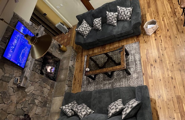 Especial de esquí temprano! SOLO $ 450 / nt 1/2 milla ciudad, jacuzzi, chimenea, capacidad para 10!