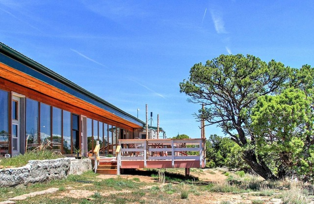 Cliffside Glade Park 'Earth Ship' en 35 acres