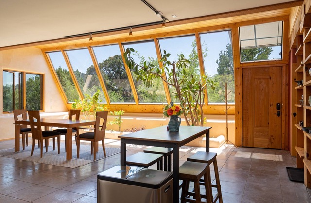 Earthship retreat + 2 spa hot tubs w/ waterfall + Incredible Mountain Views