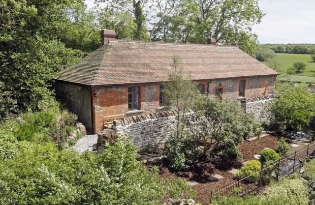 Easel Cottage near Wells: comfortable quirky cosy