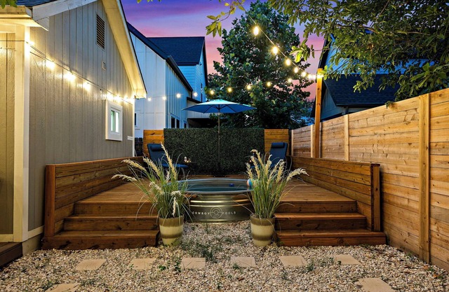 East ATX Bungalow 3 BR/3BA Cowboy Pool, Fire Pit and Grill