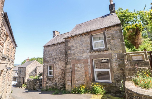 EAST BANK COTTAGE, pet friendly, character holiday cottage in Winster
