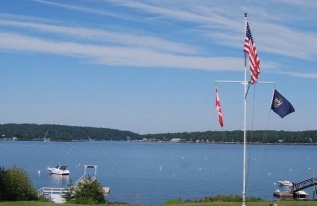 East Boothbay Waterfront Condominio de una habitación. Vista al agua desde adentro de esta habitación
