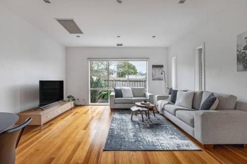 East Brighton Townhouse by Ready Set Host
