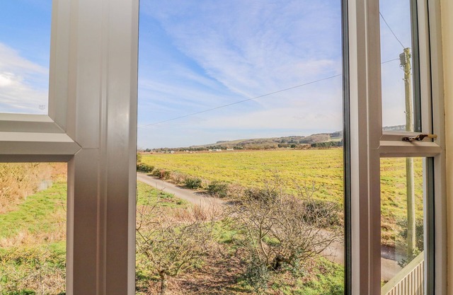 EAST COTTAGE, pet friendly, with pool in Rillington