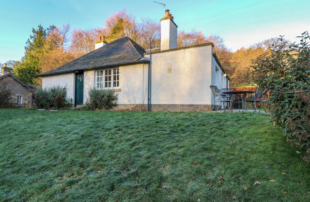 EAST COTTAGE - TARVIT, pet friendly, with open fire in Cupar, Fife