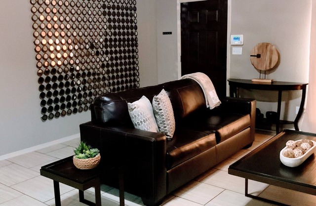 East El Paso home located near Hospitals and Highway. Mid term stays welcomed!