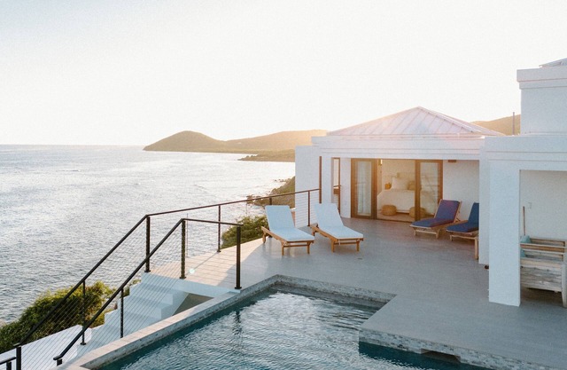 EAST END OCEAN FRONT/INFINITY POOL: SUNKISSED VILLA