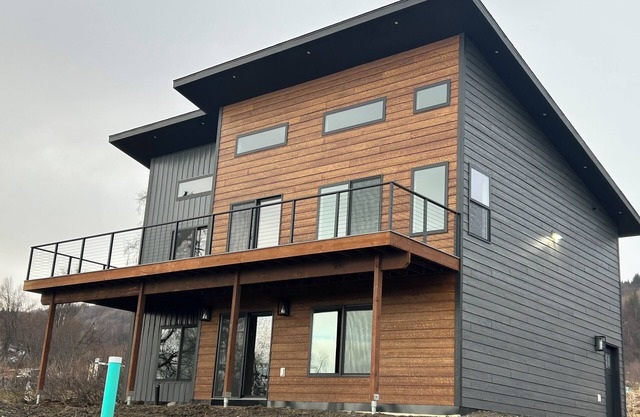 East End Summit – Ocean & Mountain View Retreat in Homer, Alaska