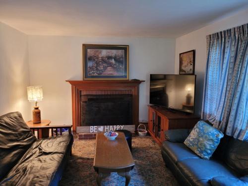 East Granby with AC and WiFi 3 minute to Bradley