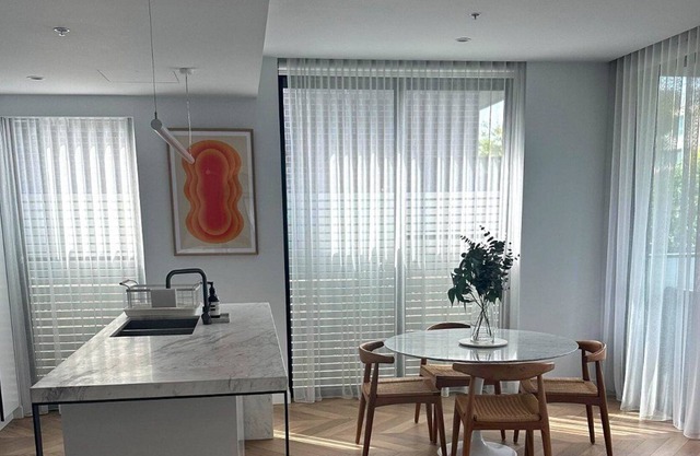 East Grove, Glen Iris