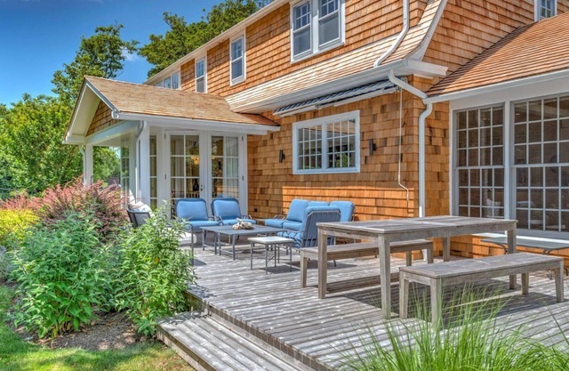 Nuevo listado: Clásico estilo Easthampton Shingle, al sur de la carretera con piscina climatizada de gunite