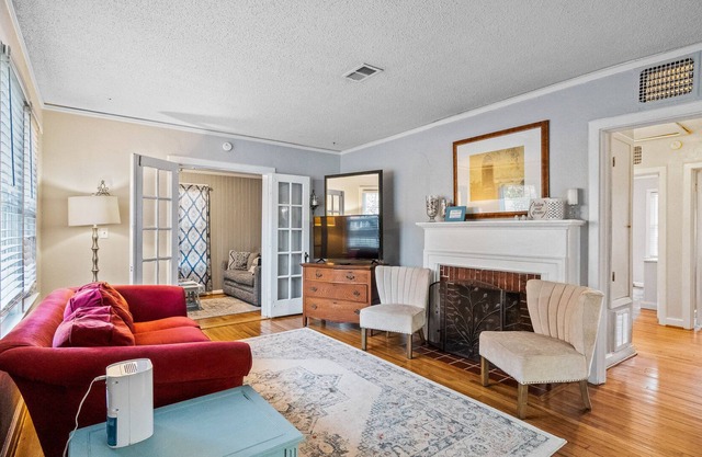 East Hill cottage with enclosed yards, firepit & W/D - walk to dining & parks