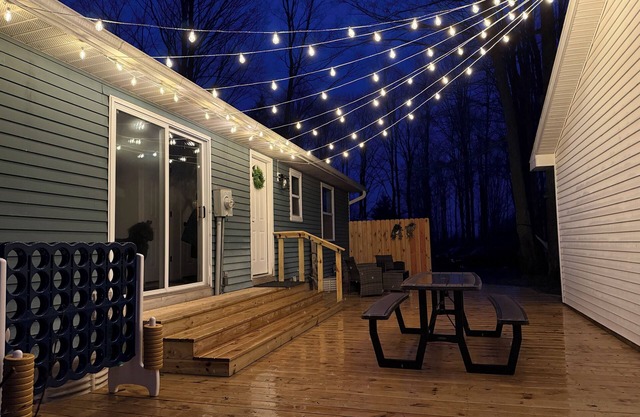 East Jordan Retreat: woodsy setting, game room, AC, deck, hammocks, fire pit!