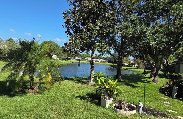 E Lake Woodlands 3 BR Villa -Todo 1 Nivel