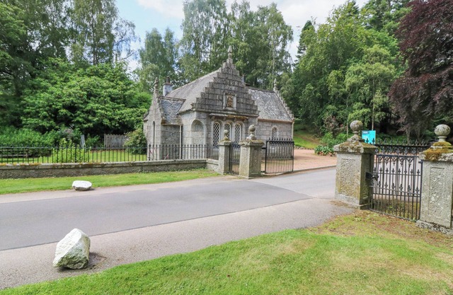EAST LODGE - CRATHES CASTLE, pet friendly, with a garden in Banchory
