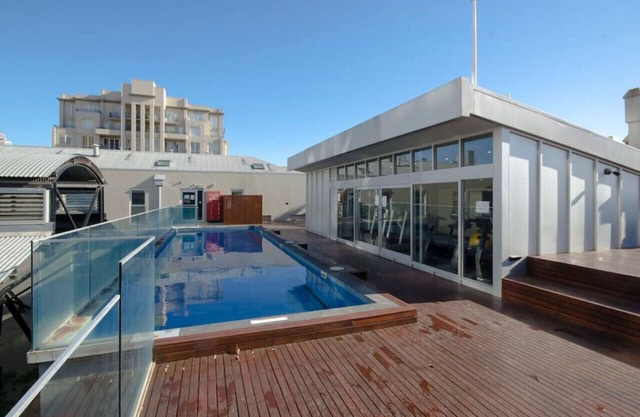 East Melbourne retreat: 2 bed + car park