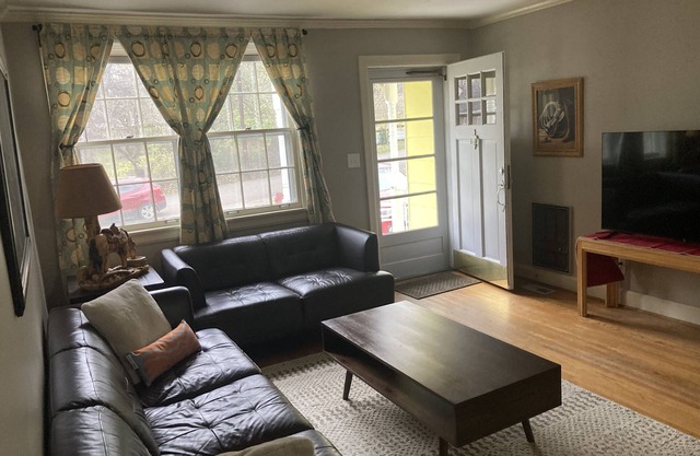 EAST NASHVILLE HOUSE - MONTHLY MINIMAL RENTAL-CLOSE TO MUSIC AND HOSPITALS!!!
