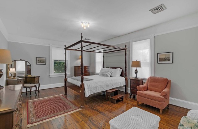 Great Family House, BIG Modern Kitchen, First floor master suite