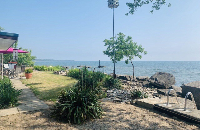 East Shore - Lake View Cottage - Pelee Island
