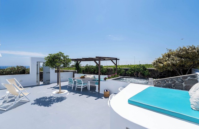 East Side Private villa , 2 bedroom & jacuzzi