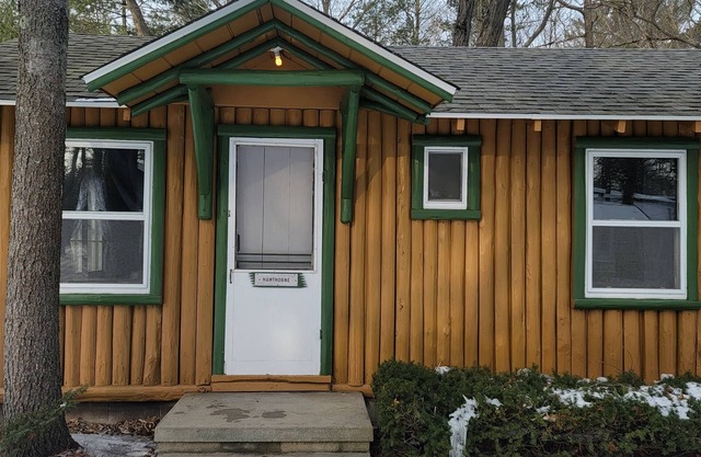 East Tawas 1 bedroom Hawthorne cabin.