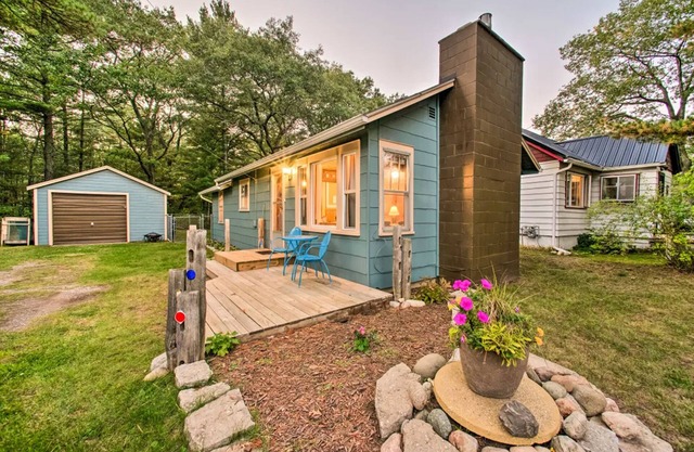 East Tawas Cabin with Deck, Backyard & Fire Pit!