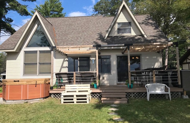 East Twin Lake House - Kayak, SUP - 2 Minutes to town
