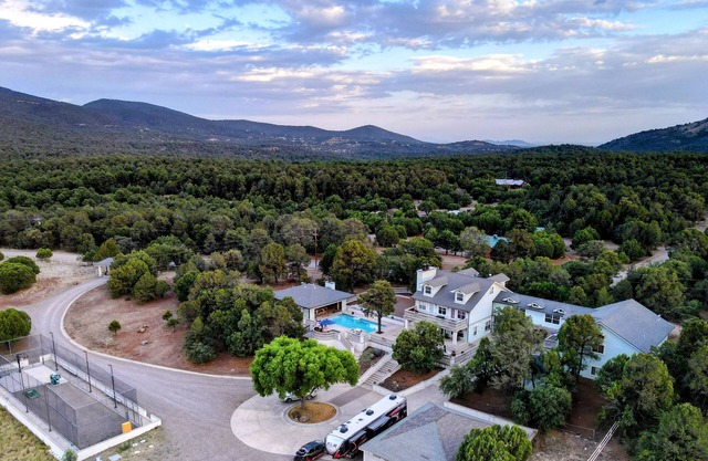 East Wing - Exquisite Mountain Estate with Pool