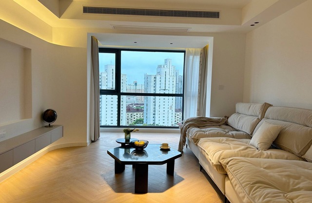 Eastern Hub - Spacious 3-bedroom apartment in vibrant Shanghai with WiFi, AC