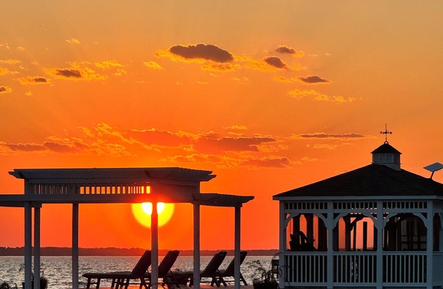 Waterfront Country Estate & Blueberry Farm-Mini Resort-Stunning Sunsets