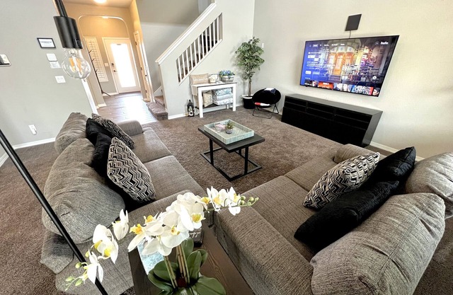Eastlake Escape, Entire House- Spacious -Great for Families!
