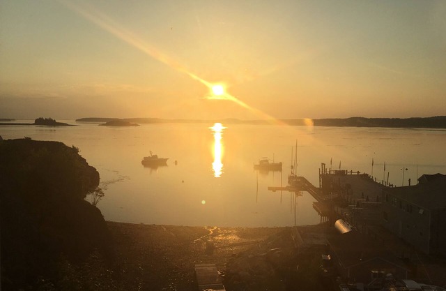 Eastport Waterfront ~ Vistas del amanecer sobre Campobello