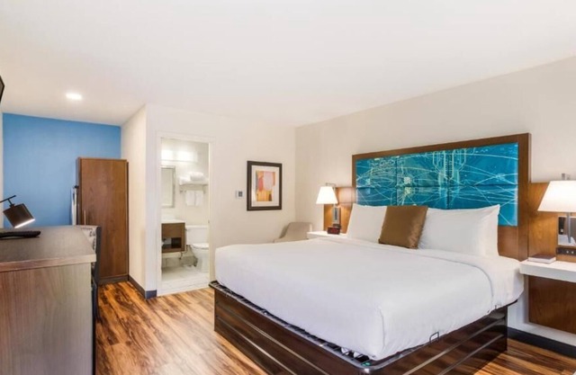 Easy Airport & Downtown Access! 2 Comfortable Units, Free Breakfast, Pool