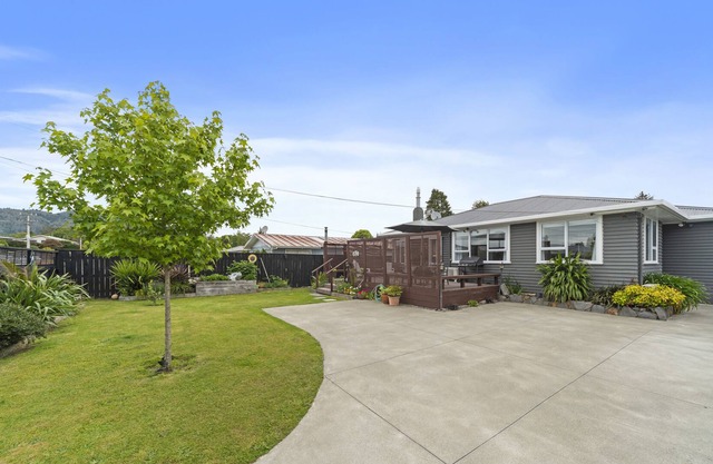 EASY ON ELIZABETH - LAKE TAUPO HOLIDAY HOME in Taupo Central