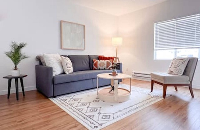 Easy Self Check In 2BD1BA Renovated Hidden Gem