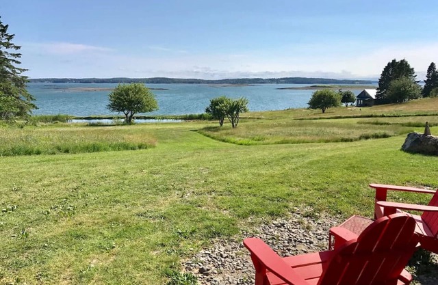 Ebb-Tide Cottage se sienta desde la orilla con vistas a Cobscook Bay Plazas: 4